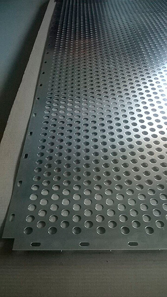 Лист стальной перфорированный 2x1250x2500 мм Rv 5-8 08пс ГОСТ 58602-2019 фото