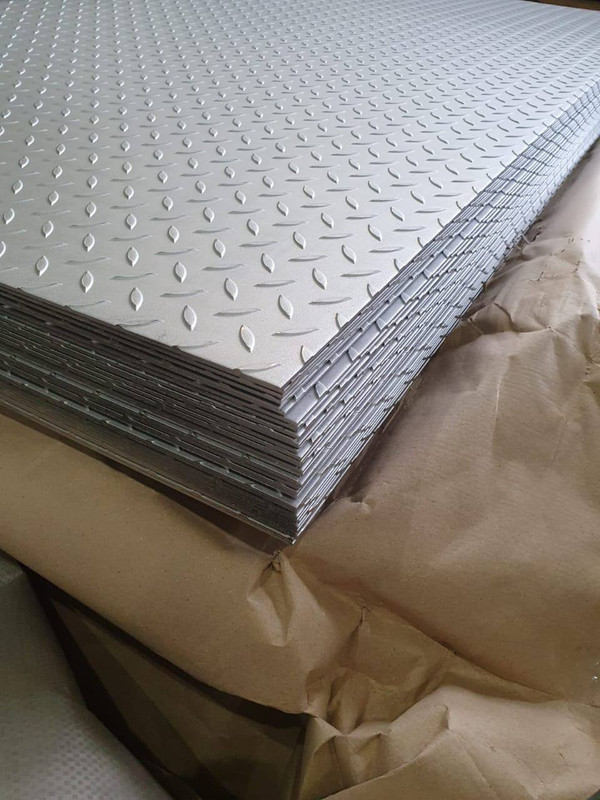 Лист нержавеющий рифленый чечевица 4x1250x2500 мм AISI 304 DIN 50049-1992 фото