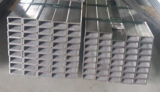 Труба нержавеющая профильная сварная прямоугольная 80x40x4 мм AISI 304 ASTM A554 фото