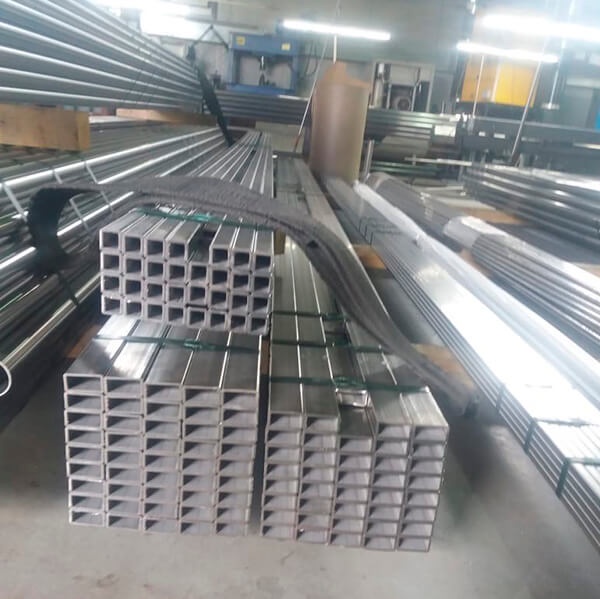 Труба нержавеющая профильная сварная квадратная 40x40x4 мм 12Х18Н10Т ГОСТ 30245-2003 фото